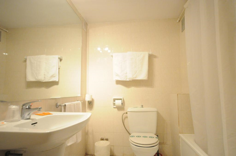 Bathroom 5, Pic Maia, Pyrénées-Orientales