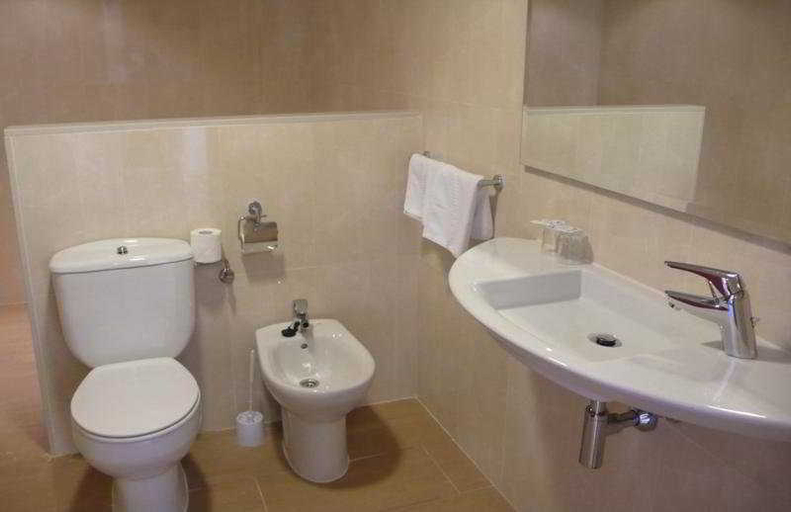 Bathroom 5, Astoria Park, Girona
