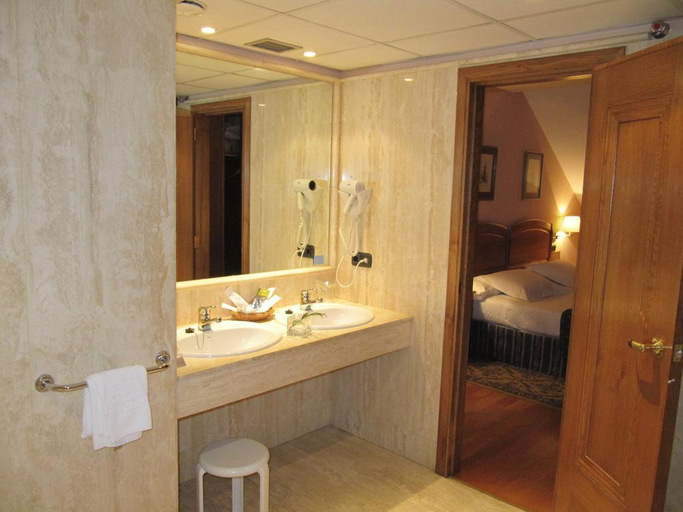 Bathroom 4, Exe Astur Plaza, León