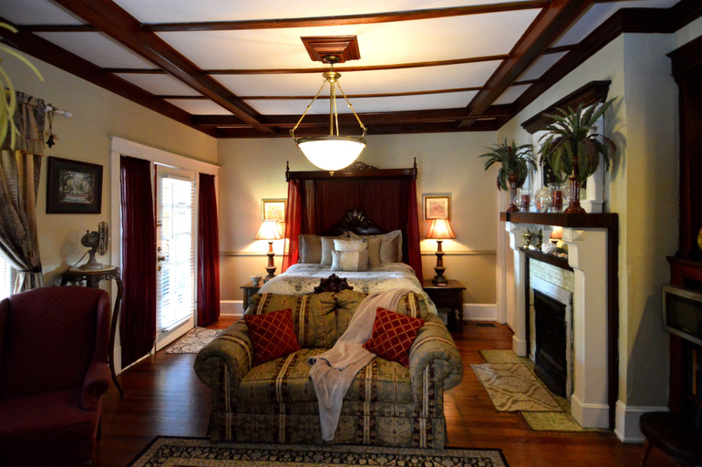 Bedroom 5, The Saragossa, Saint Johns