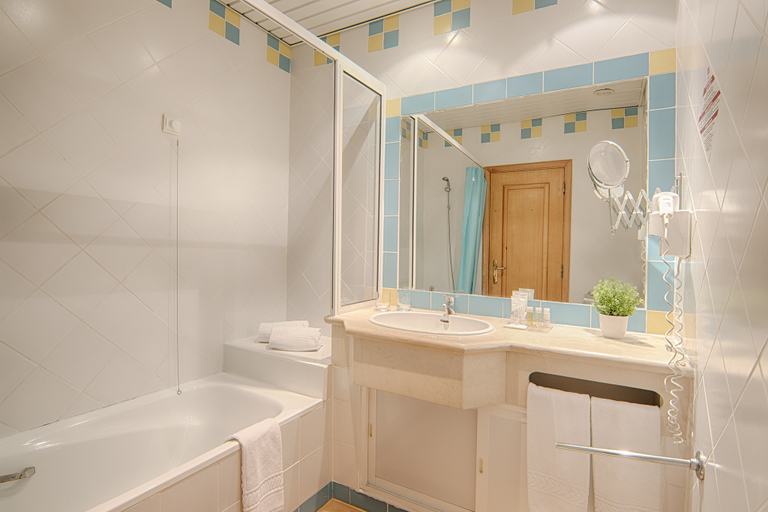 Bathroom 5, Luna Miramar Club, Albufeira