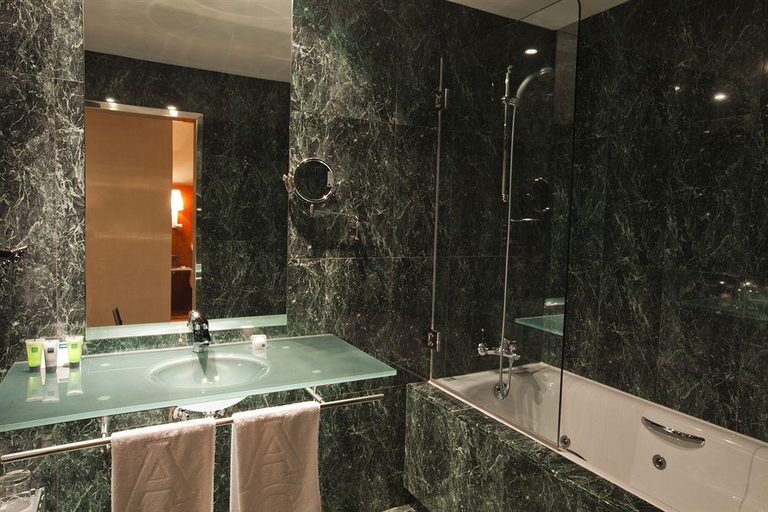 Bathroom 4, Ac Hotel Alcala De Henares By Marriott, Madrid
