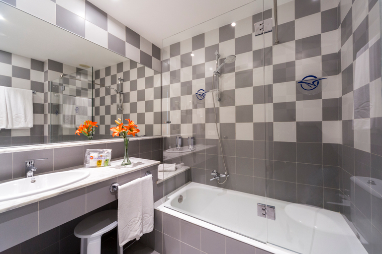 Bathroom 5, Globales Mediterrani, Baleares