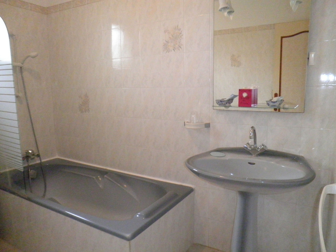 Bathroom 2, Chambres d'hotes Les Nefliers, Indre-et-Loire