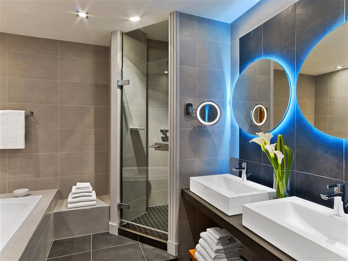 Bathroom 5, Le Meridien Etoile, Paris