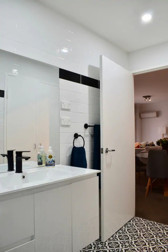 Bathroom 3, Bright 1 Bedroom Apartment In Surry Hills, Sydney
