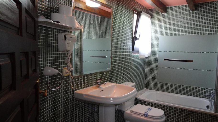 Bathroom 4, Hotel Intriago I & II, Asturias