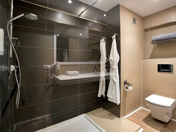 Bathroom 5, Las Gaviotas Suites Hotel, Baleares