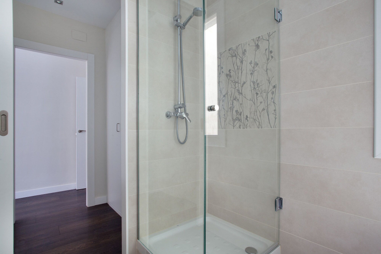 Bathroom 4, Rooms Consell de cent, Barcelona