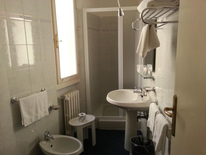 Bathroom 4, Minerva, Siena