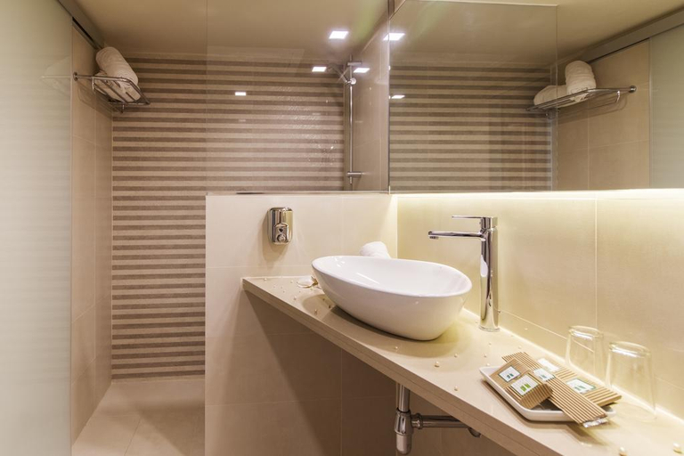 Bathroom 5, Panorama Park , Girona