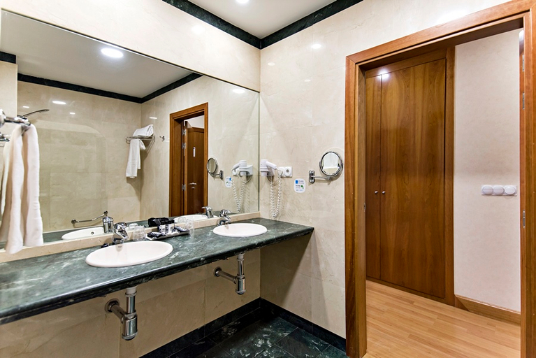 Bathroom 4, B&B HOTEL Madrid Aeropuerto T4, Madrid