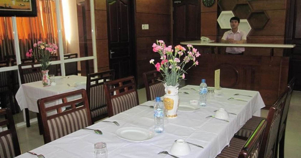 Food & Drinks, RedDoorz near Gia Dinh Park, Gò Vấp