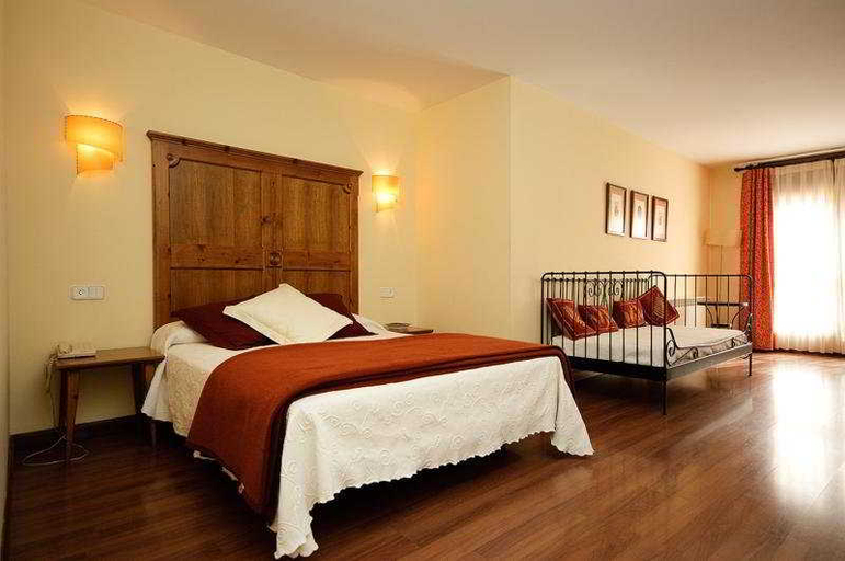 Bedroom 5, Hotel Pirineos, Huesca