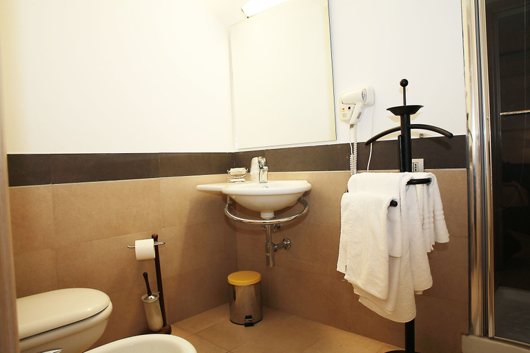 Bathroom 4, Le Onde Resort, Viterbo