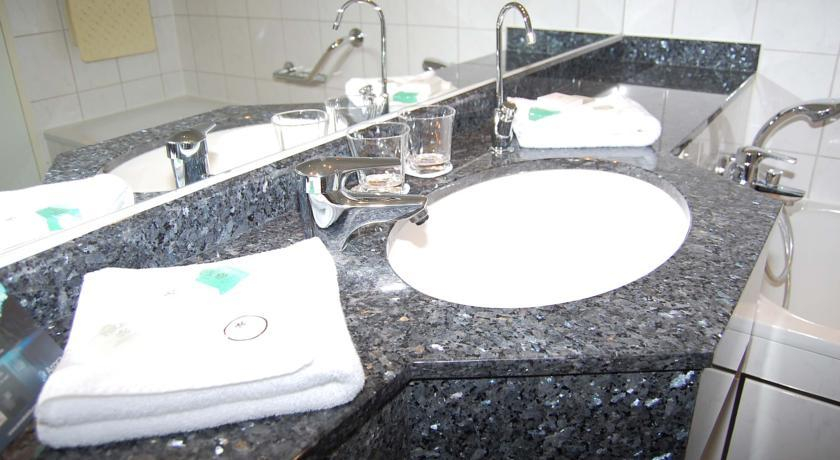 Bathroom 3, Arora International Gatwick, West Sussex