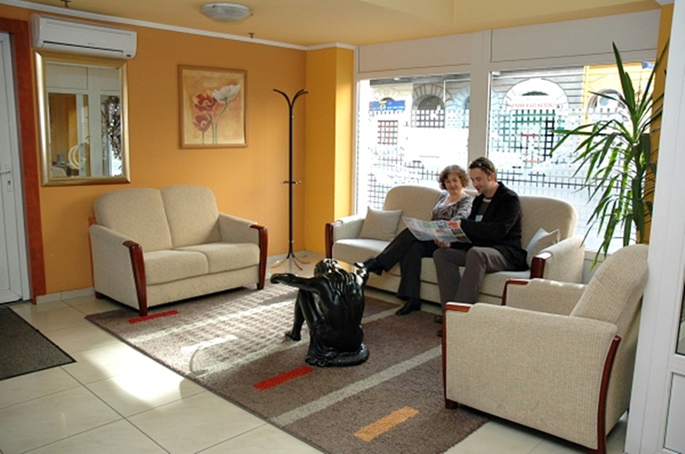Public Area 4, Atlantic, Budapesti