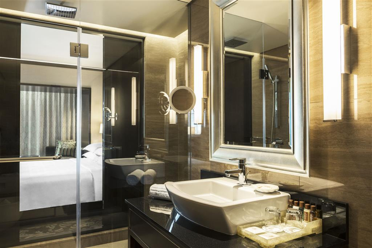 Bathroom 5, Sheraton Dubai Creek Hotel and Towers, Dubai