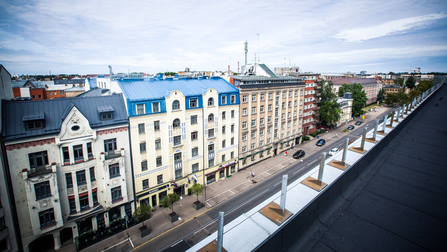 Exterior & Views
