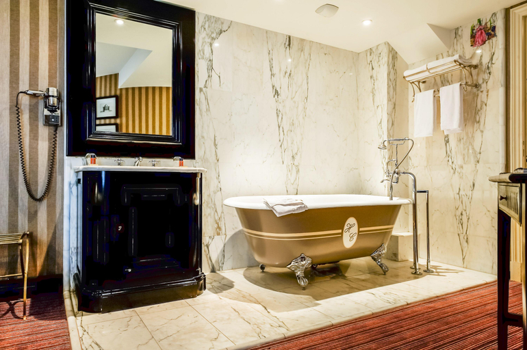 Bathroom 5, Chateaubriand, Paris