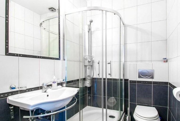 Bathroom, Duje, Dugi Rat
