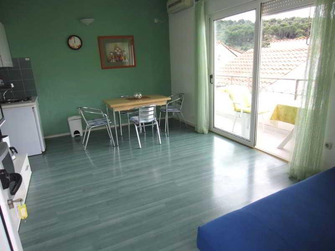 Public Area 2, Apartmani Kelam, Okrug