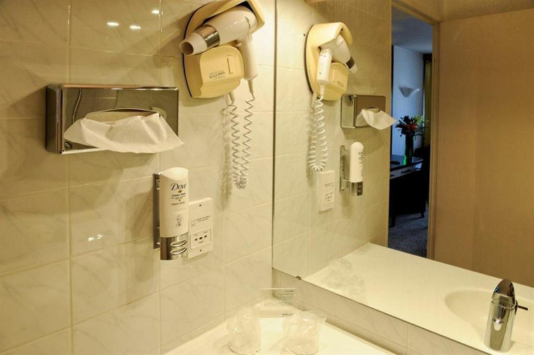 Bathroom, Holiday Inn Nimes Petite Camargue, Gard