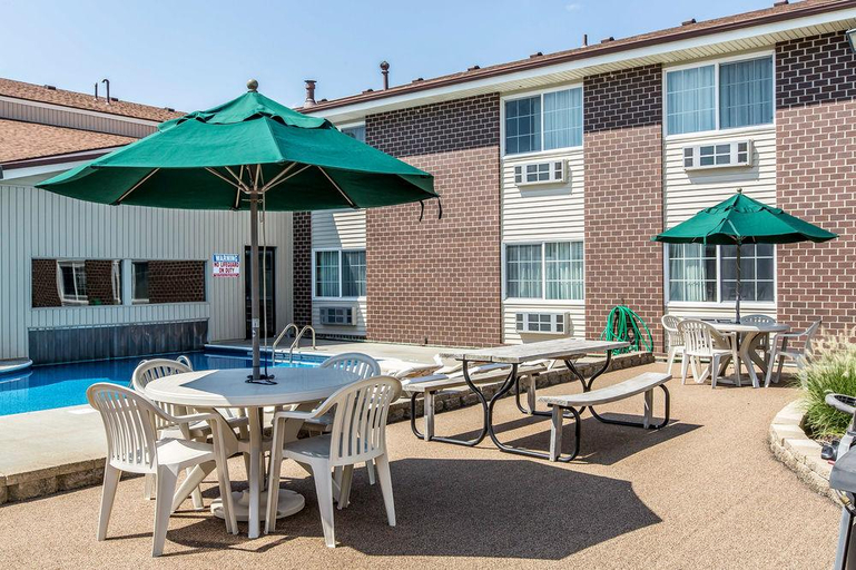 Food & Drinks 5, Bearcat Inn And Suites, Nodaway