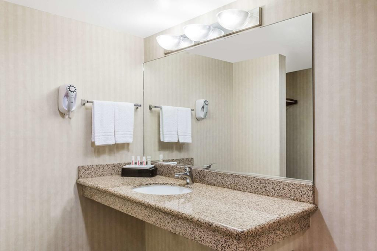 Bathroom, Studio 6 Vallejo, CA - Napa Valley, Solano