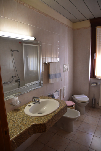 Bathroom 5, Hotel Califfo, Cagliari