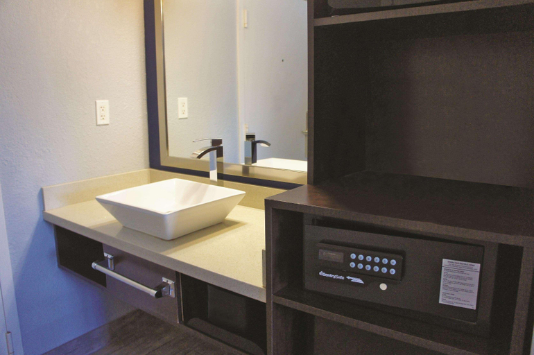 Bathroom 4, Spark by Hilton San Jose Airport, Santa Clara