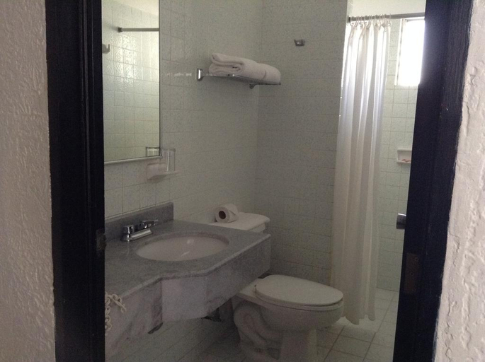 Bathroom 4, Azteca Inn, Mazatlán