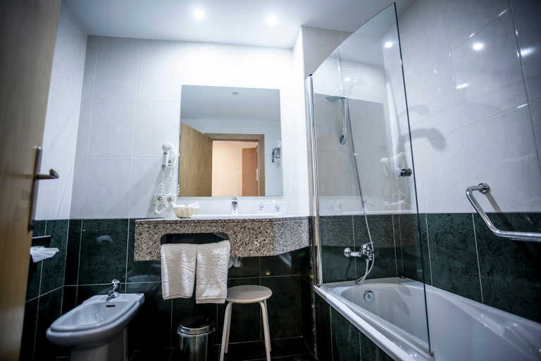 Bathroom 5, Gran Hotel Ciudad del Sur, Cádiz