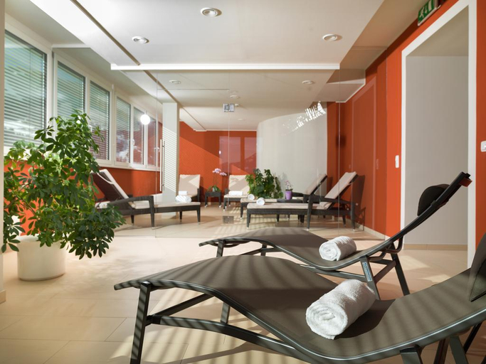 Public Area 3, Traube, Lienz
