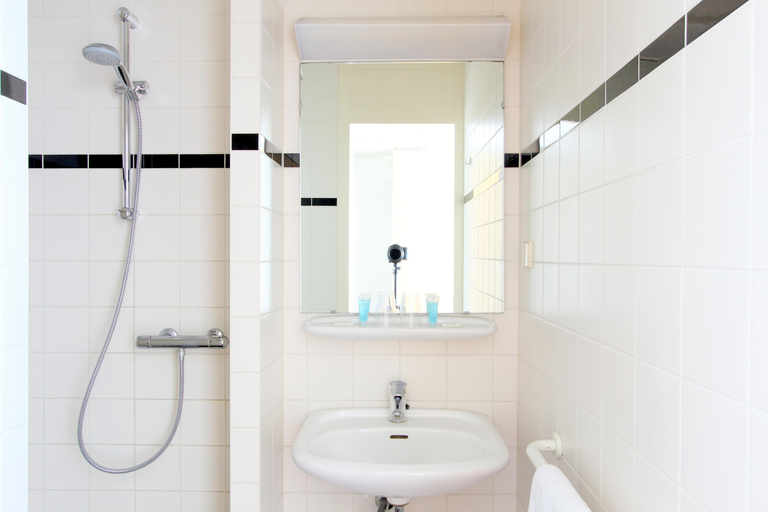 Bathroom 5, Bastion Hotel Leiden Voorschoten, Leiden