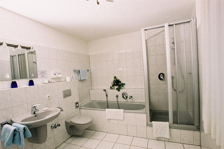 Bathroom 4, Zur Post, Bonn