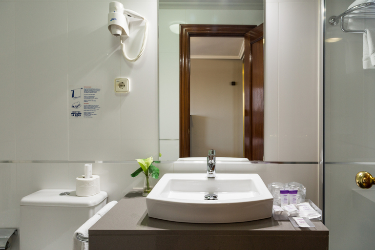 Bathroom 5, Château la Roca, Cantabria