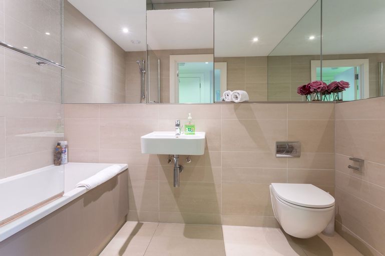 Greenwich Two Bed Flat, with Pool &Parking, London