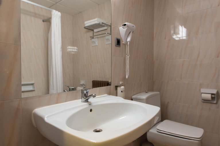Bathroom 5, Hotel Terradets, Lleida