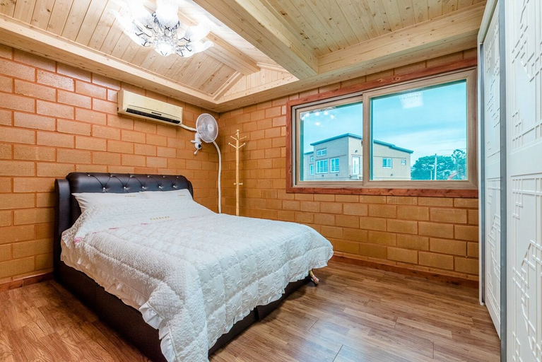 Bedroom 3, Haedoji Hwangto Town, Jeju