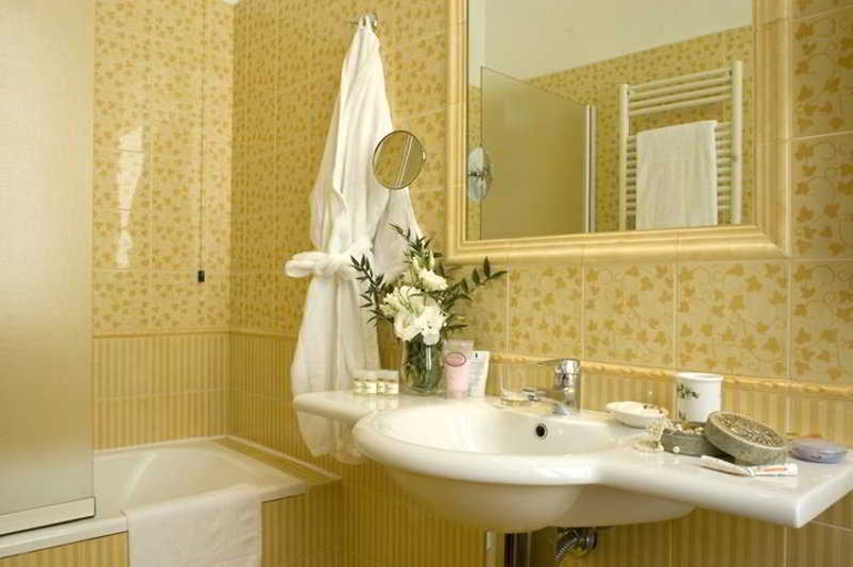 Bathroom 5, Aberdeen, Rome