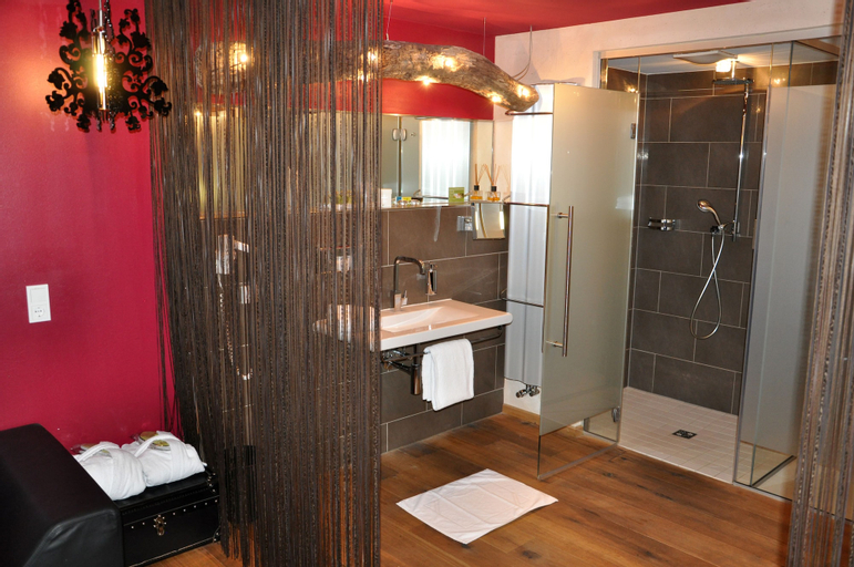 Bathroom 10