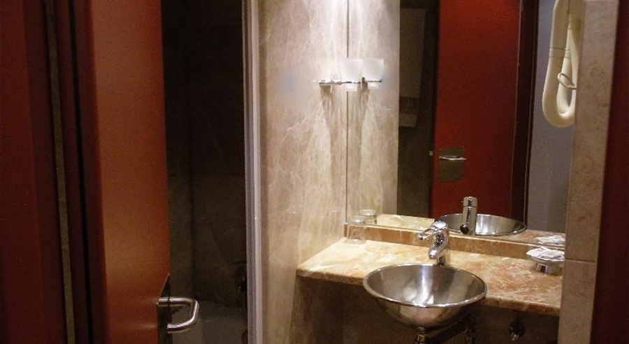 Bathroom 5, Anaco Hotel, Madrid