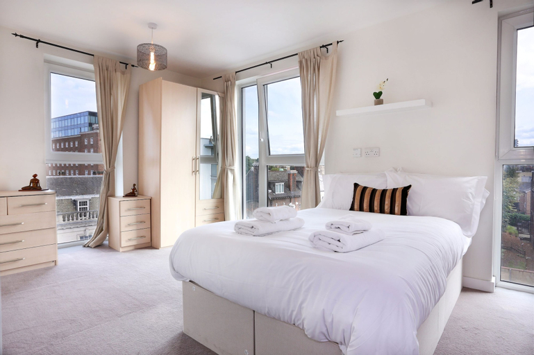 Greenwich Two Bed Flat, with Pool &Parking, London