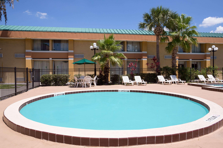 Sport & Beauty 5, Garnet Inn & Suites, Orange