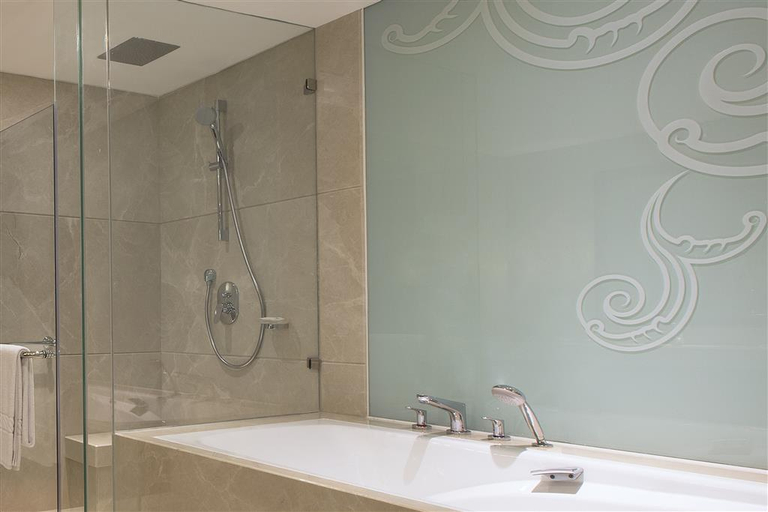 Bathroom 5, Le Meridien Jakarta, Central Jakarta