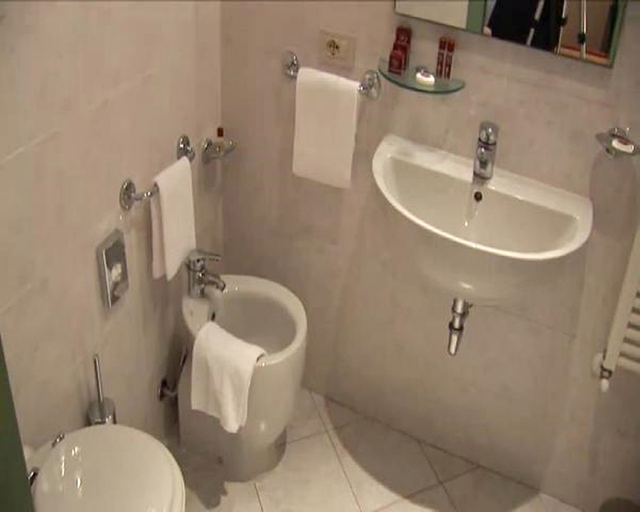 Bathroom 4, Hotel Bologna, Pisa