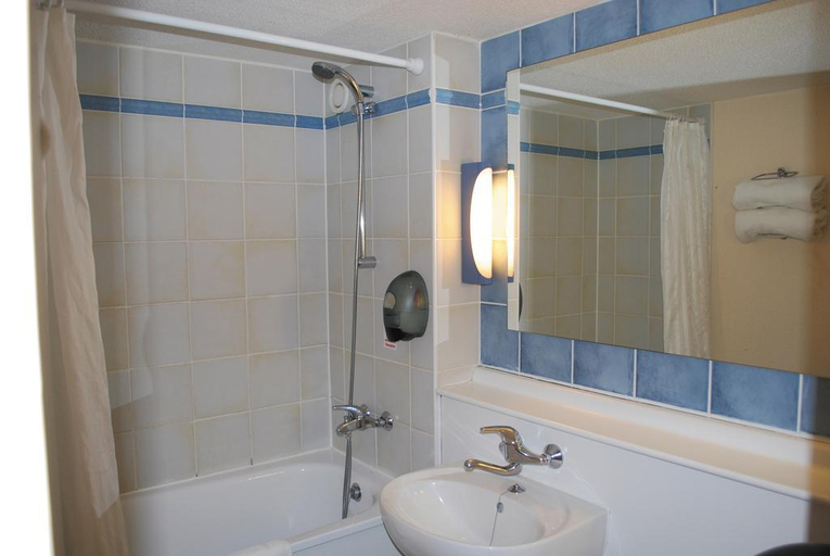 Bathroom 4, Premiere Classe Coventry Hotel, Warwickshire