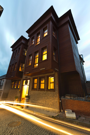 Exterior & Views