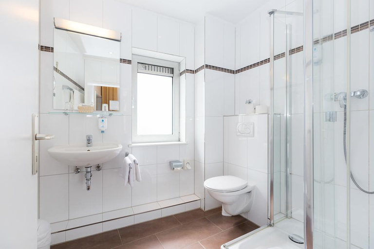 Bathroom 4, Hotel Fürst Bismarck, Hamburg